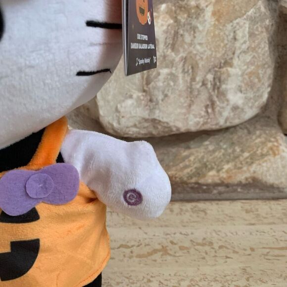 NWT  Hello kitty pumpkin side stepped - Picture 2 of 5